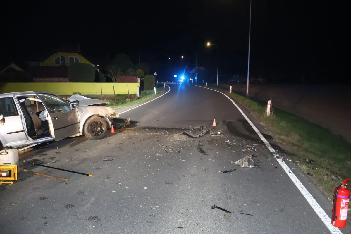 Vážná nehoda u Sukolomi. Golf vletěl do zatáčky a čelně se srazil s mercedesem, řidič skončil v nemocnici