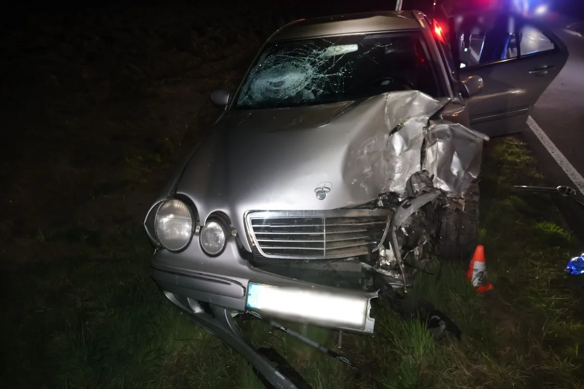 Vážná nehoda u Sukolomi. Golf vletěl do zatáčky a čelně se srazil s mercedesem, řidič skončil v nemocnici