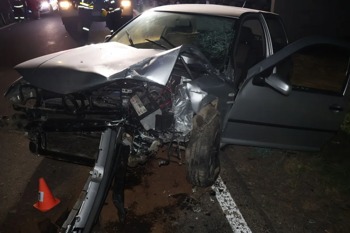 Vážná nehoda u Sukolomi. Golf vletěl do zatáčky a čelně se srazil s mercedesem, řidič skončil v nemocnici