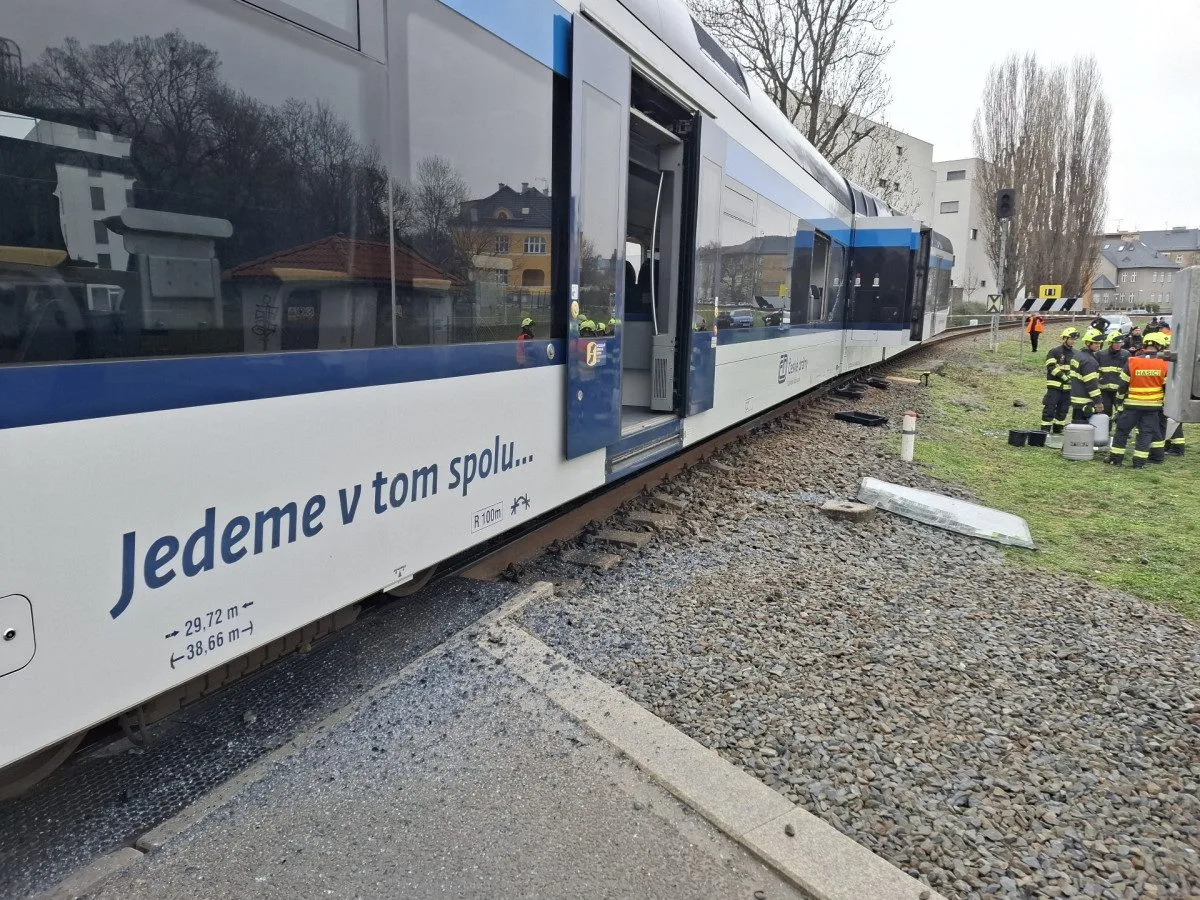 U Šantovky na přejezdu vykolejil osobní vlak, tři lidé jsou zranění. Doprava stojí
