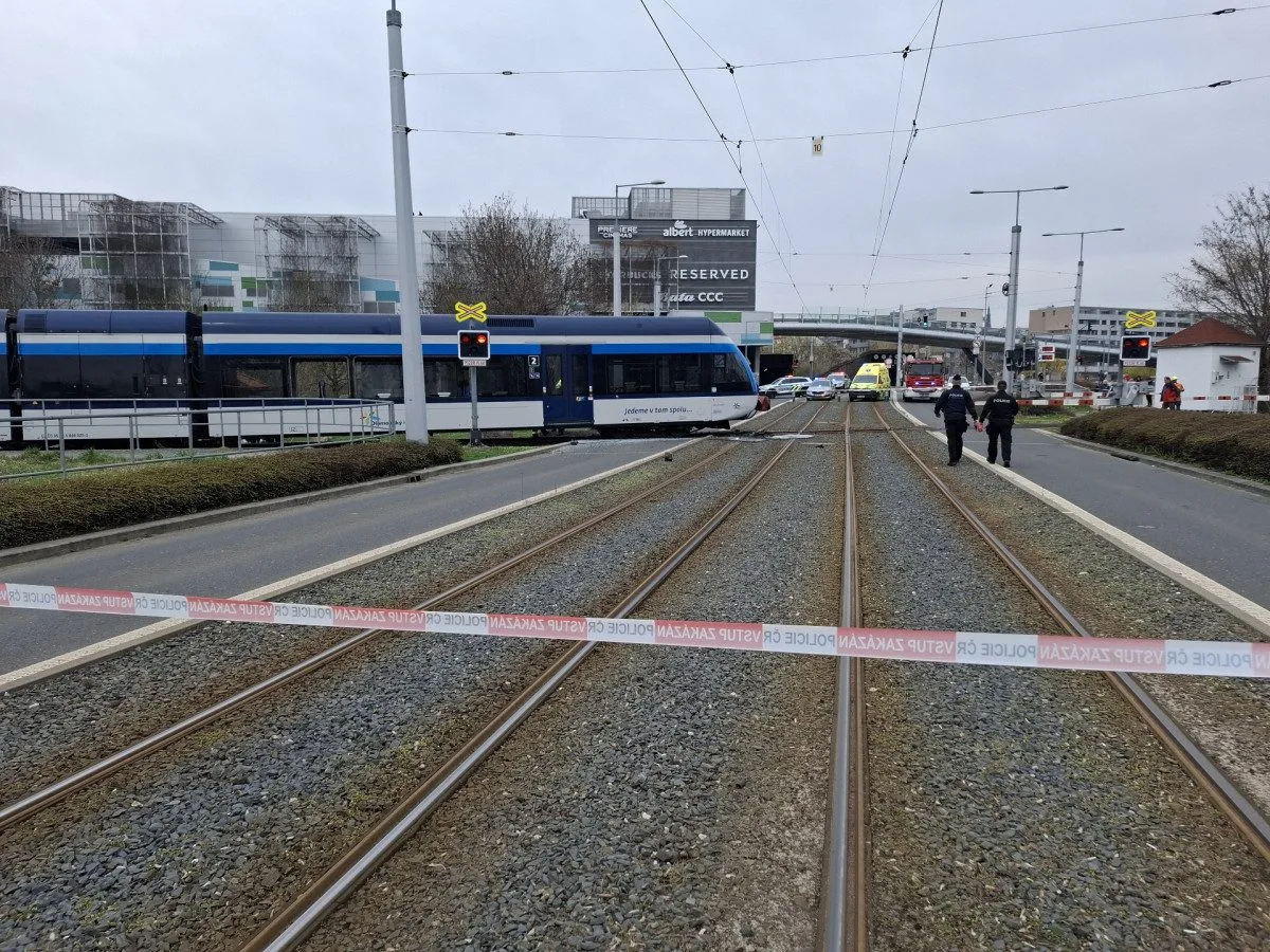 U Šantovky na přejezdu vykolejil osobní vlak, tři lidé jsou zranění. Doprava stojí