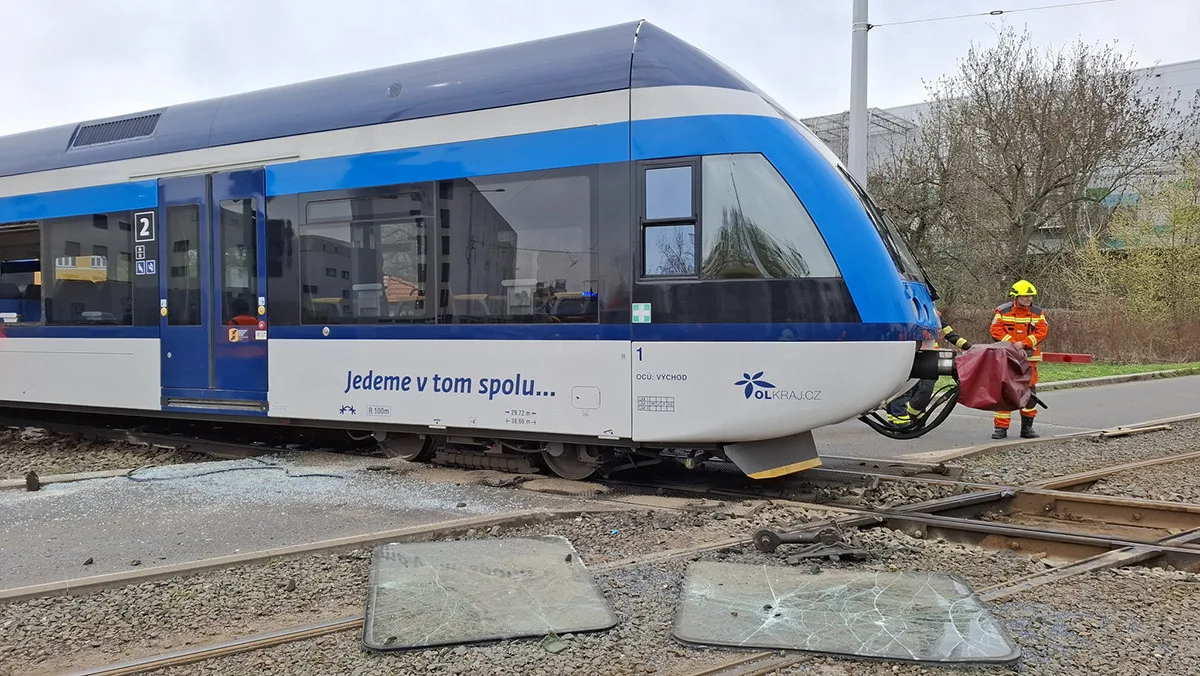 Při vykolejení vlaku nedaleko centra Olomouce vznikly závažné škody i na infrastruktuře