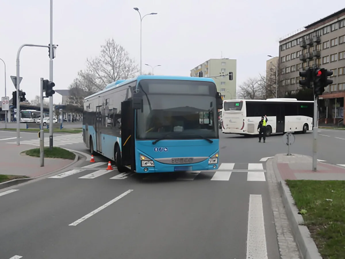 Řidička autobusu srazila na přechodu v Přerově seniora. Muž utrpěl vážné zranění