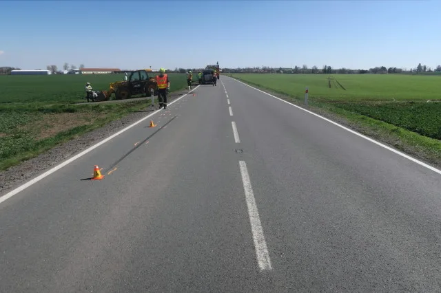Motorkář předjížděl na Prostějovsku traktor, který začal odbočovat. Těžce zraněného ho vrtulník přepravil do nemocnice