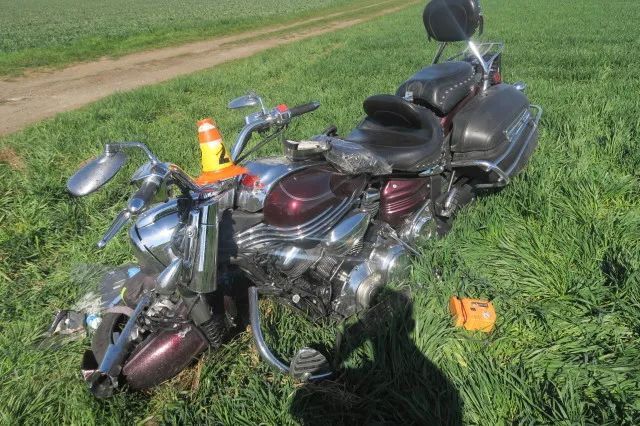 Motorkář předjížděl na Prostějovsku traktor, který začal odbočovat. Těžce zraněného ho vrtulník přepravil do nemocnice
