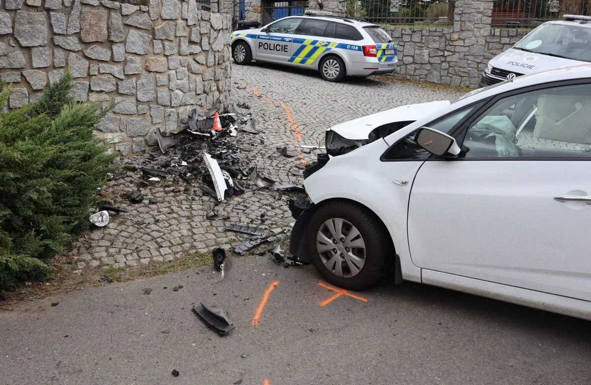 Tragická nehoda v Bohuňovicích. Devětačtyřicetiletý řidič zemřel poté, co s autem vyjel mimo silnici a narazil do zdi
