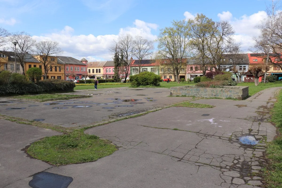 Hudební altán a kavárna se zelenou střechou. Zanedbaný park v Přerově čeká revitalizace