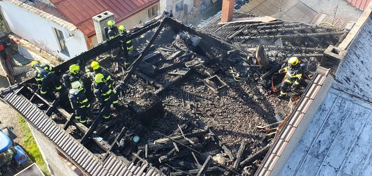 Hasiči zasahují u požáru střechy v Týně nad Bečvou. Došlo ke zranění