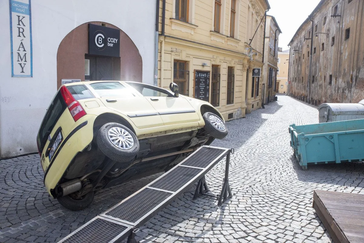 Kaskadérská jízda v centru Olomouce. Finišuje natáčení komedie Když se zhasne