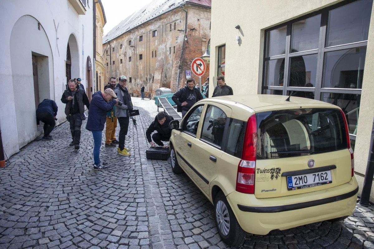 FOTO: Kaskadérská jízda v centru Olomouce. Finišuje natáčení komedie Když se zhasne