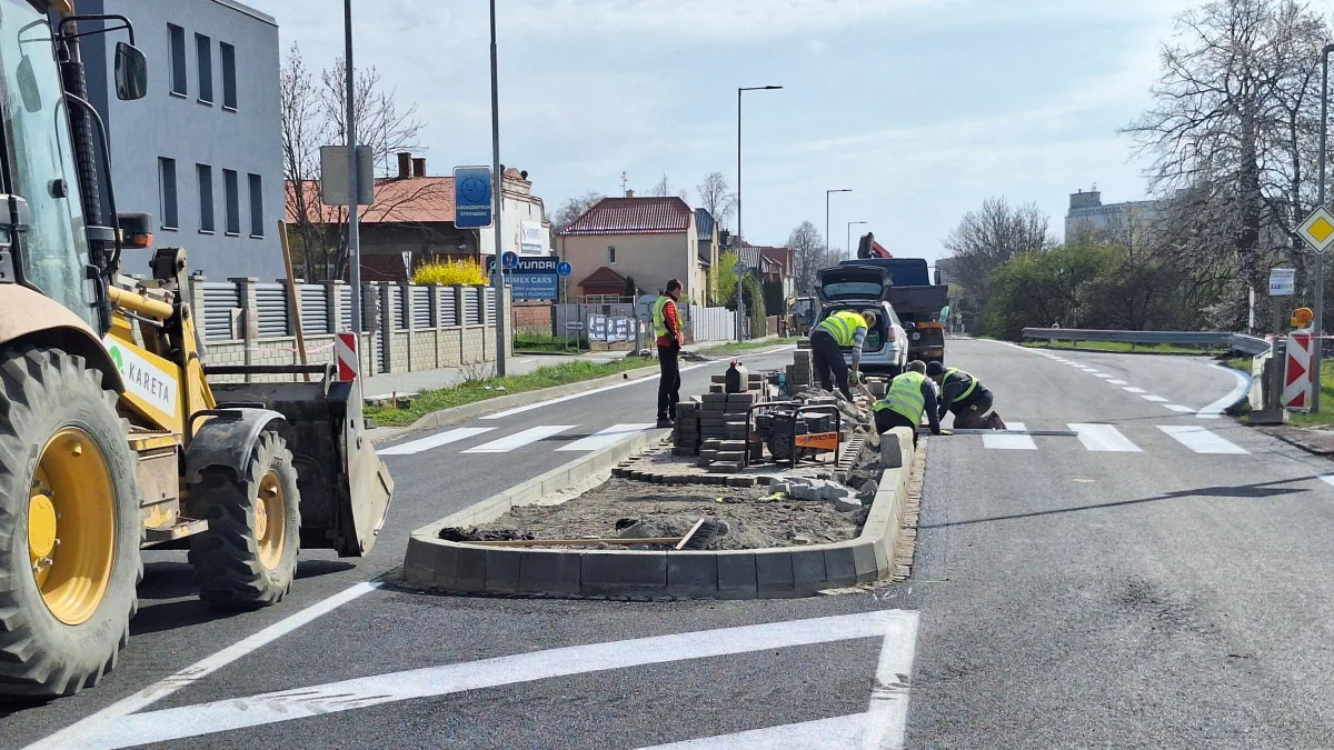 VIDEO: Kolony, zdržení, nervy. Silničáři dnes zahájili ve Šternberku opravy druhé části průtahu