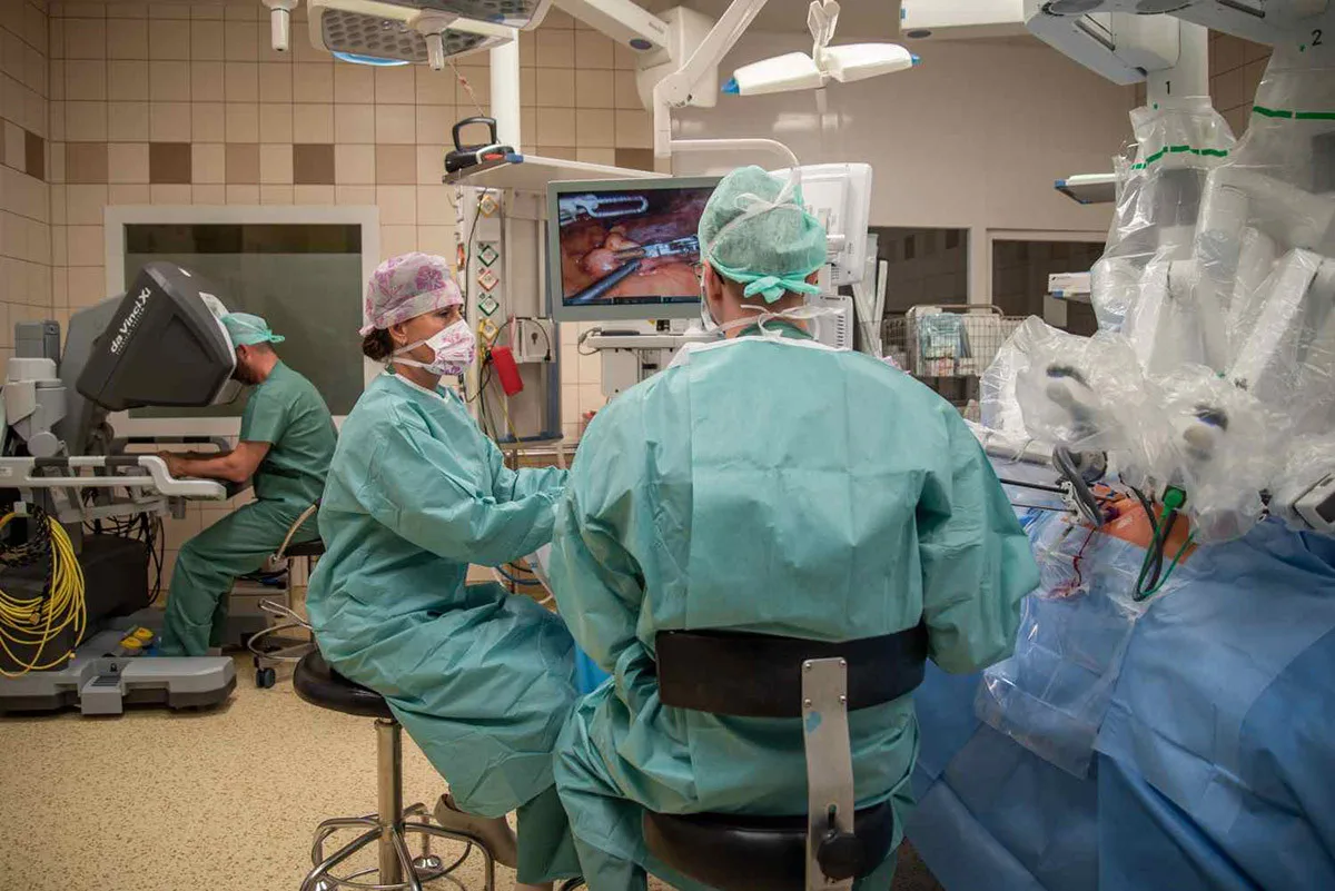 VIDEO: V Olomouci pomáhá operovat druhý da Vinci. Nemocnice rozšířila robotické centrum