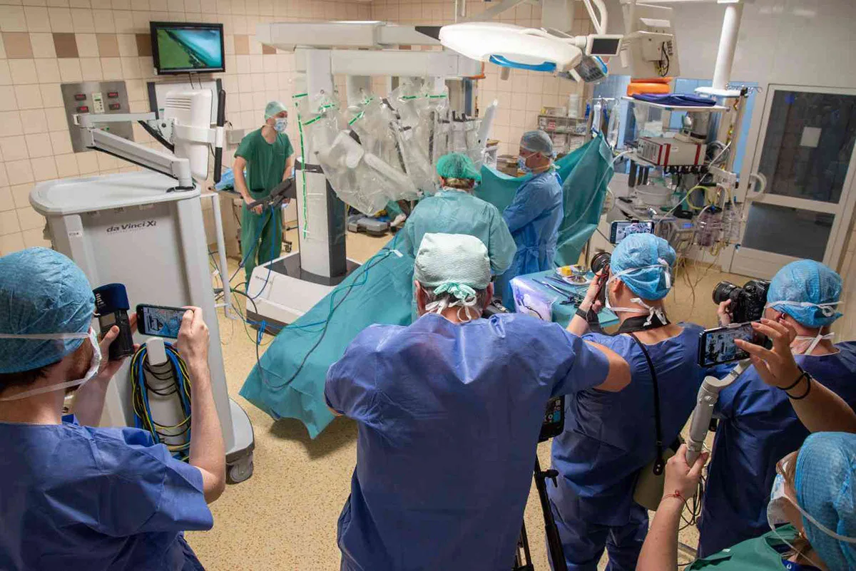 VIDEO: V Olomouci pomáhá operovat druhý da Vinci. Nemocnice rozšířila robotické centrum