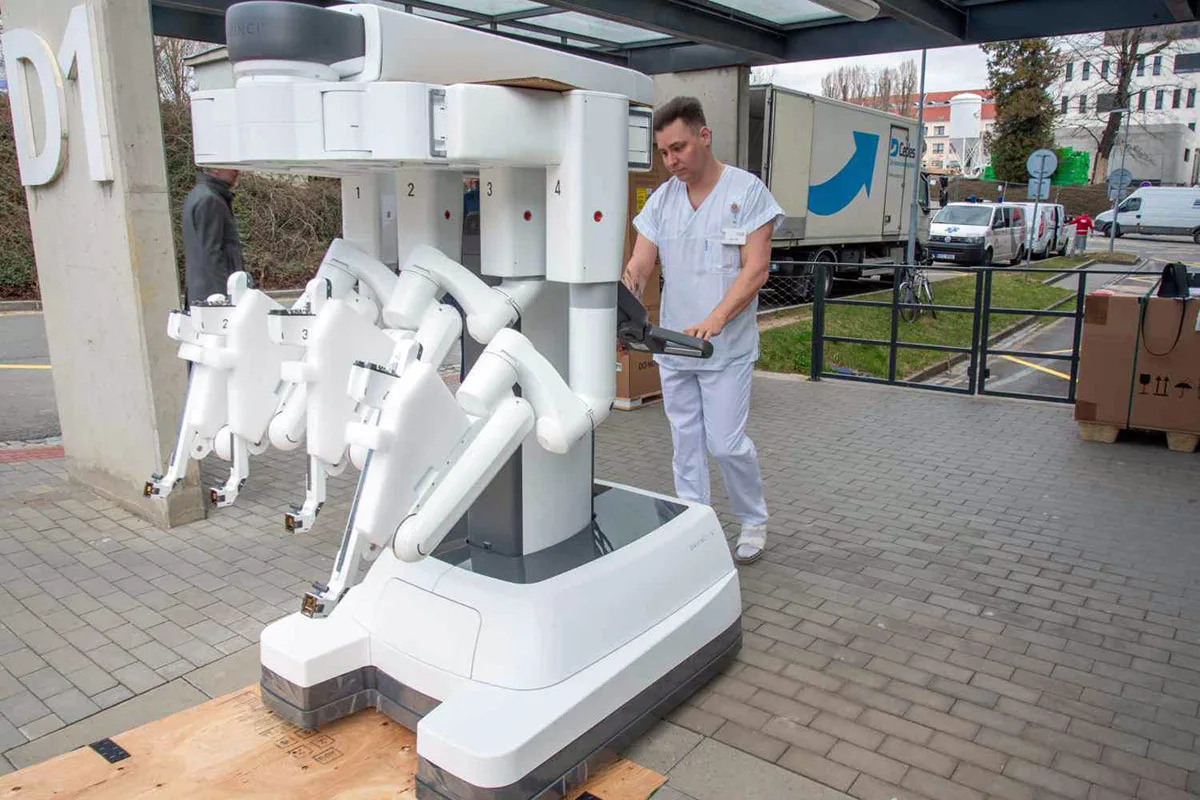 VIDEO: V Olomouci pomáhá operovat druhý da Vinci. Nemocnice rozšířila robotické centrum