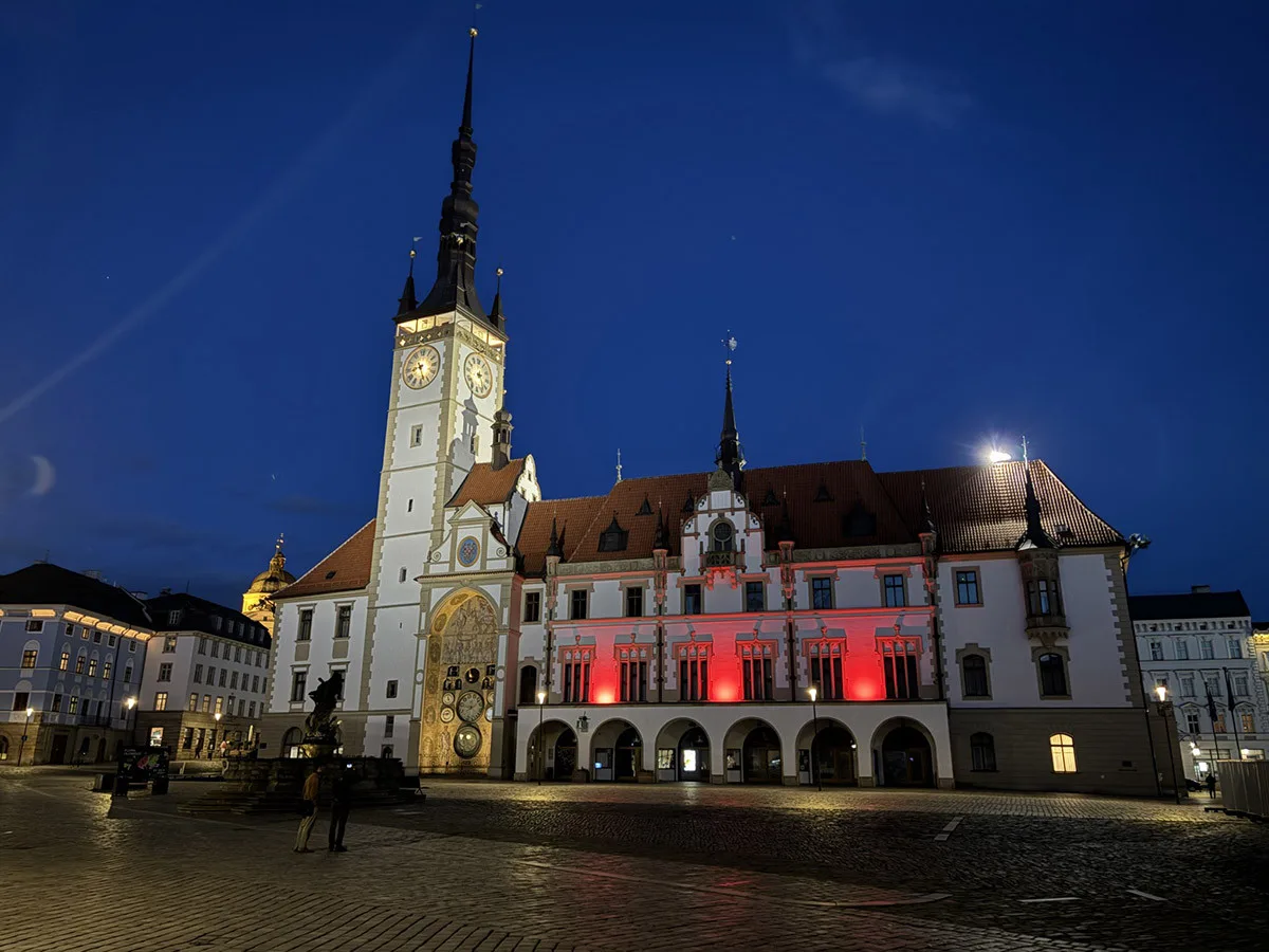Radnice v Olomouci bude nasvícená červeně u příležitosti Světového dne hemofilie