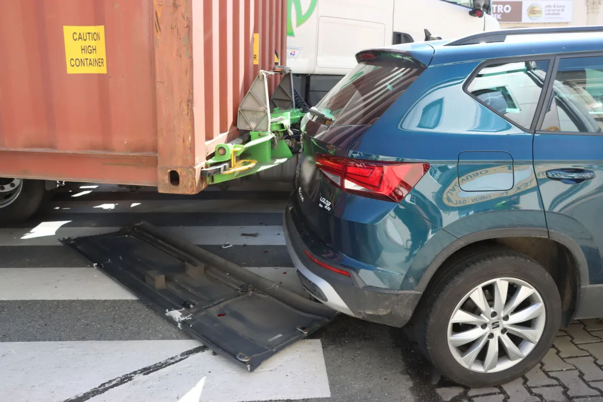 Z nákladního auta se za jízdy v Litovli uvolnil návěs. Poškodil zaparkovaná vozidla
