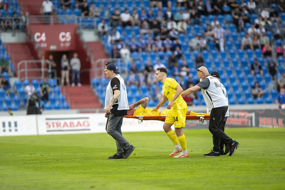 Hvězdu Sigmy čeká operace. Jan Kliment má po duelu s Baníkem zlomenou lýtkovou kost