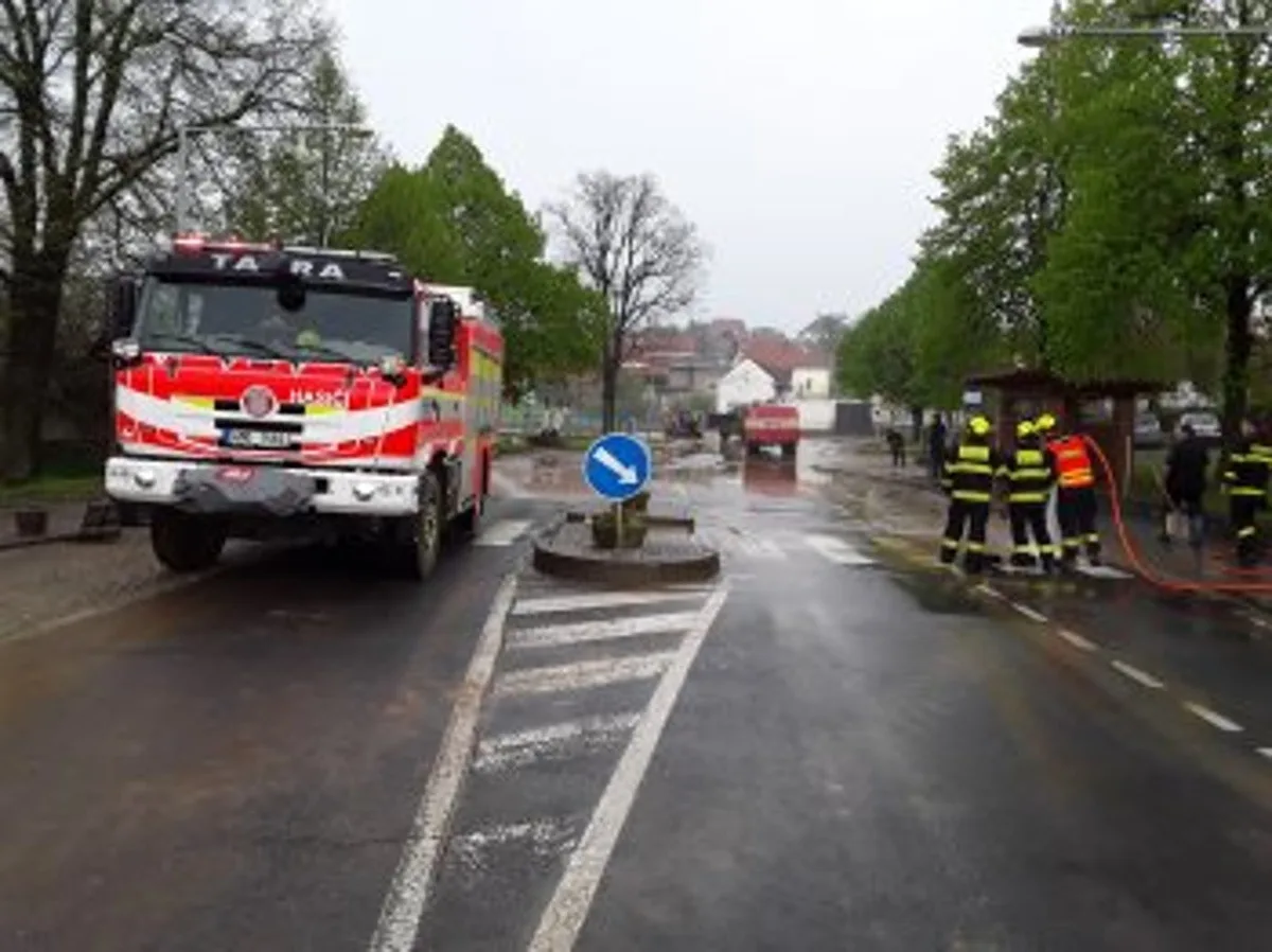 VIDEO: Kroupy a bahno splavené do domů. Silné bouřky zasáhly Hranicko
