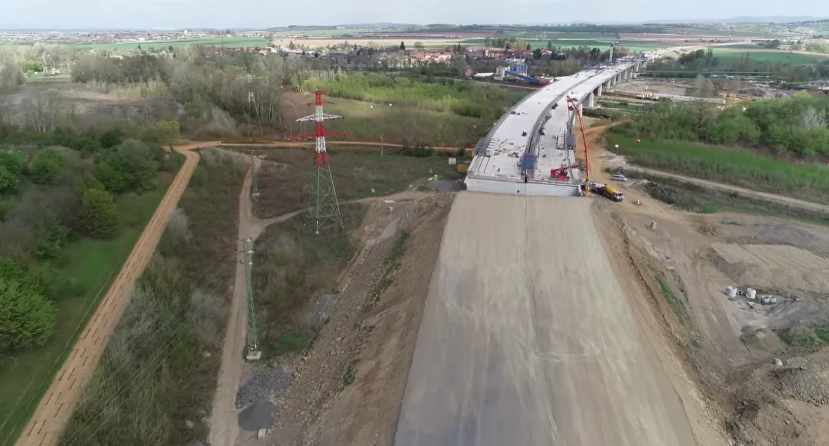VIDEO: Estakáda u Přerova je ze dvou třetin hotová, D1 se otevře před Vánocemi