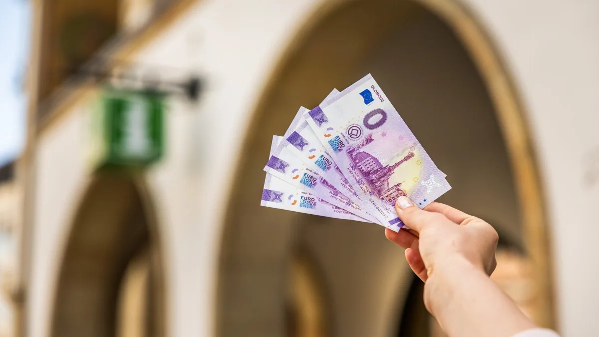Výročí zapsání Sloupu Nejsvětější Trojice na seznam UNESCO připomene eurobankovka