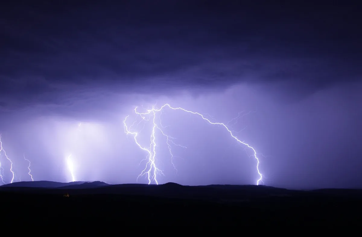 Meteorologové varují před bouřkami. Objevit by se měly odpoledne