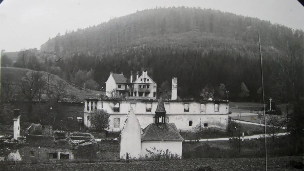 Zničená stavení v obci Javoříčko