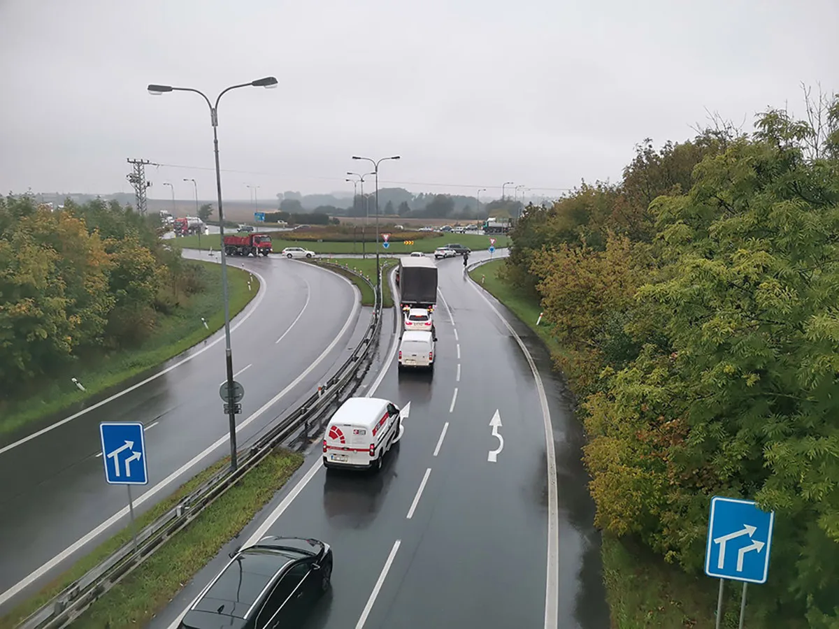 Kruhový objezd u hypermarketu Globus na okraji Olomouce - ilustrační foto