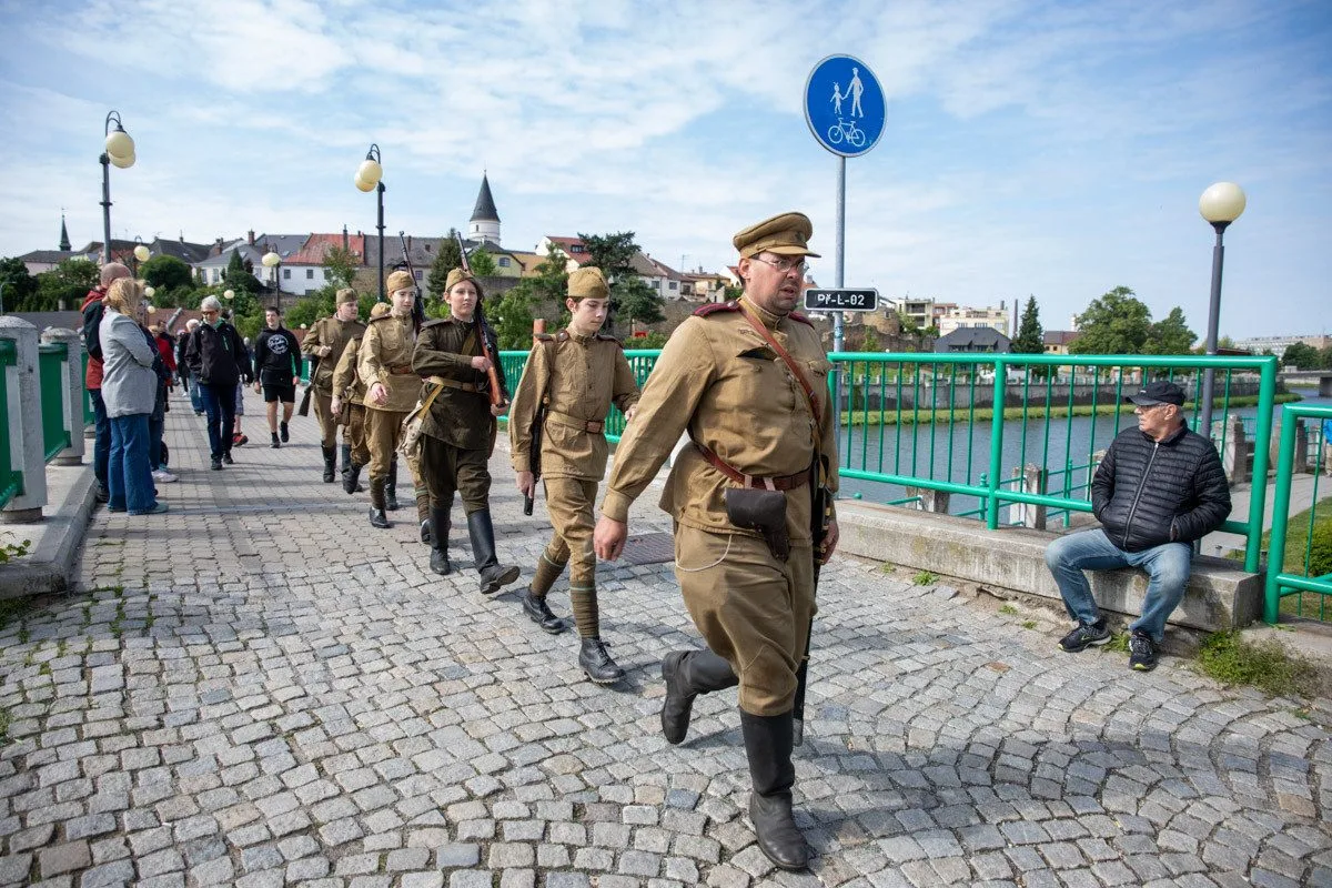 Vojenská kolona i bojové akce u řeky Bečvy. Přerov slavil Den vítězství