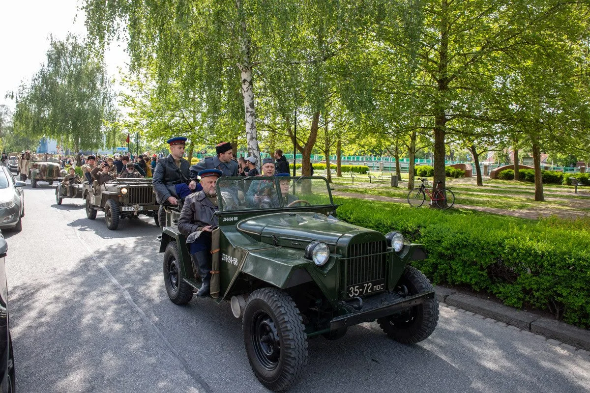 FOTOGALERIE: Vojenská kolona i bojové akce u řeky Bečvy. Přerov slavil Den vítězství