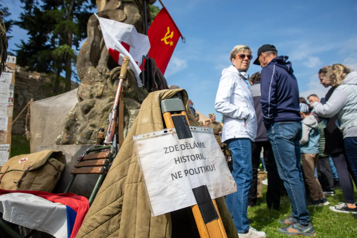 FOTOGALERIE: Vojenská kolona i bojové akce u řeky Bečvy. Přerov slavil Den vítězství