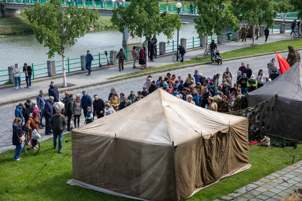 FOTOGALERIE: Vojenská kolona i bojové akce u řeky Bečvy. Přerov slavil Den vítězství