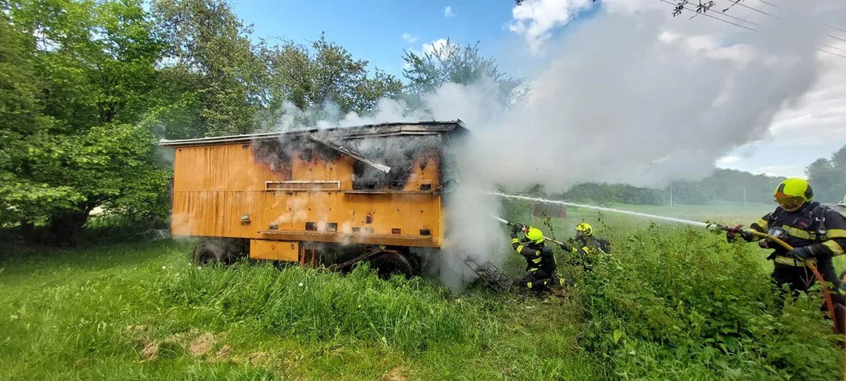 Včelín na Prostějovsku pohltily plameny. Došlo i k explozi tlakové lahve