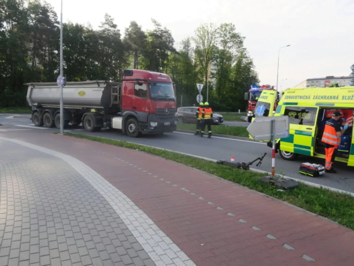 Kamion srazil v Přerově ženu na elektrokoloběžce, letěl pro ni vrtulník. Policie hledá svědky