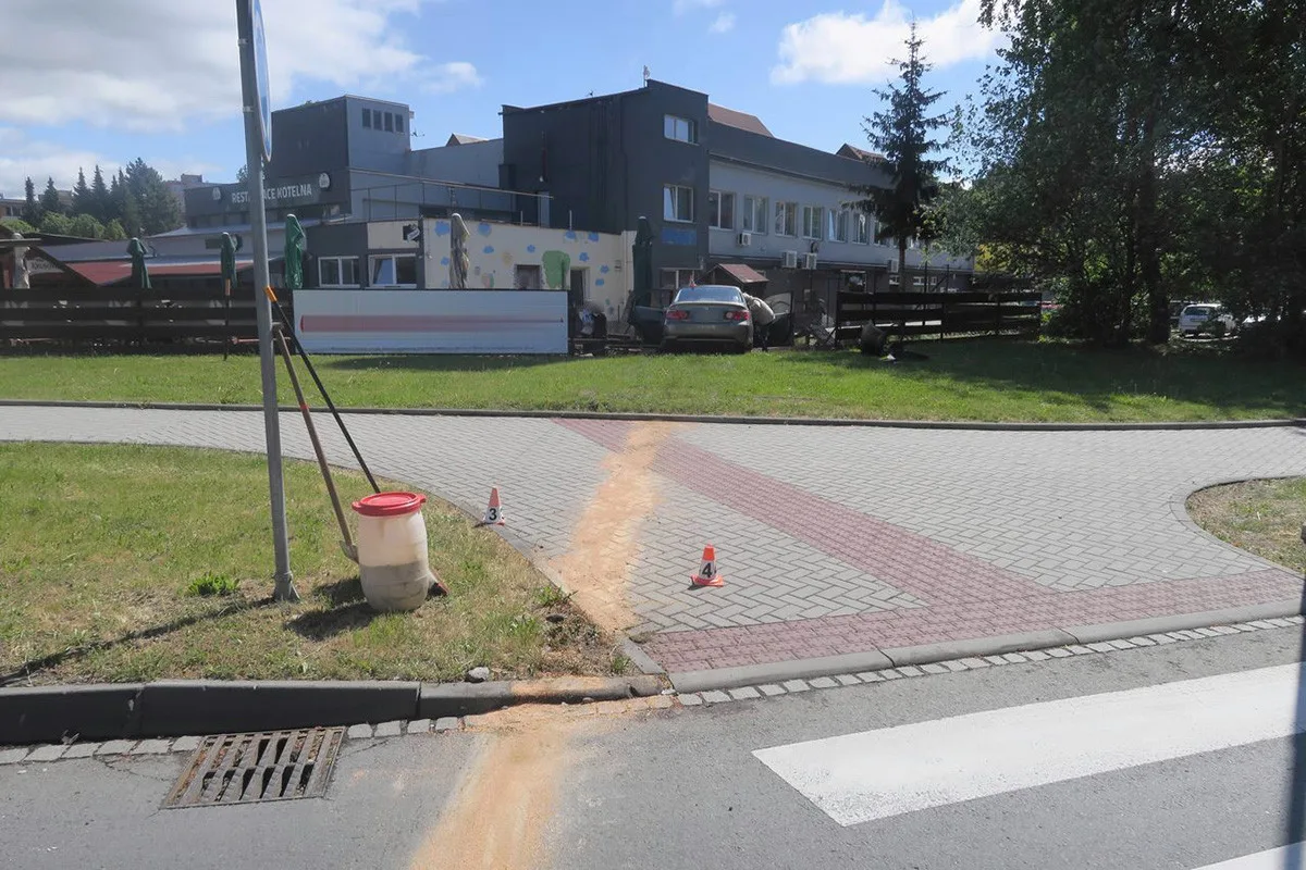 Senior se dostal do potíží na rondelu v Šumperku. S autem naboural do plotu restaurace