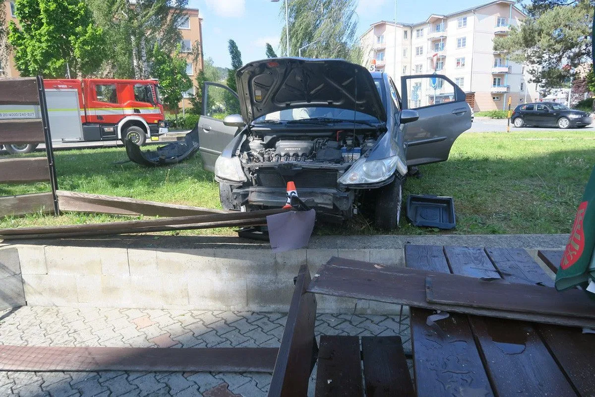 Senior se dostal do potíží na rondelu v Šumperku. S autem naboural do plotu restaurace