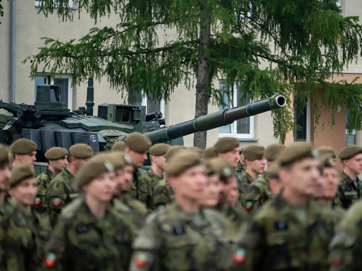 VIDEO: Tankový prapor z Přáslavic slaví 30 let. Výročí připomíná i akční a dojemný klip