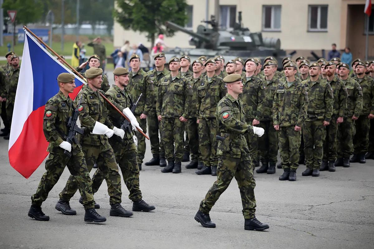 VIDEO: Tankový prapor z Přáslavic slaví 30 let. Výročí připomíná i akční a dojemný klip