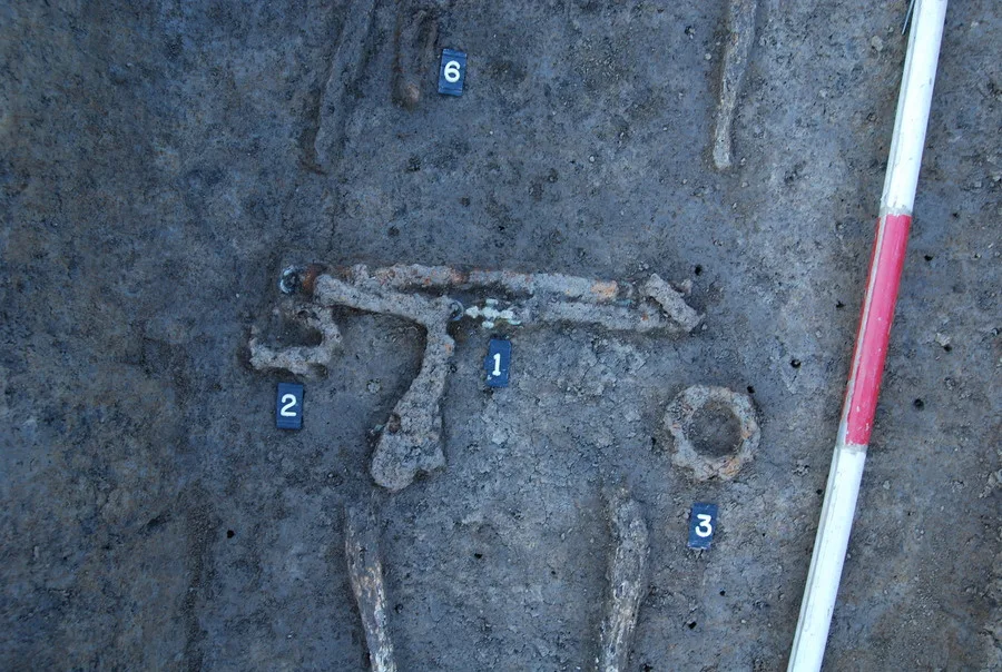 Na Prostějovsku archeologové objevili hrob keltského bojovníka s mečem, kopím a štítem