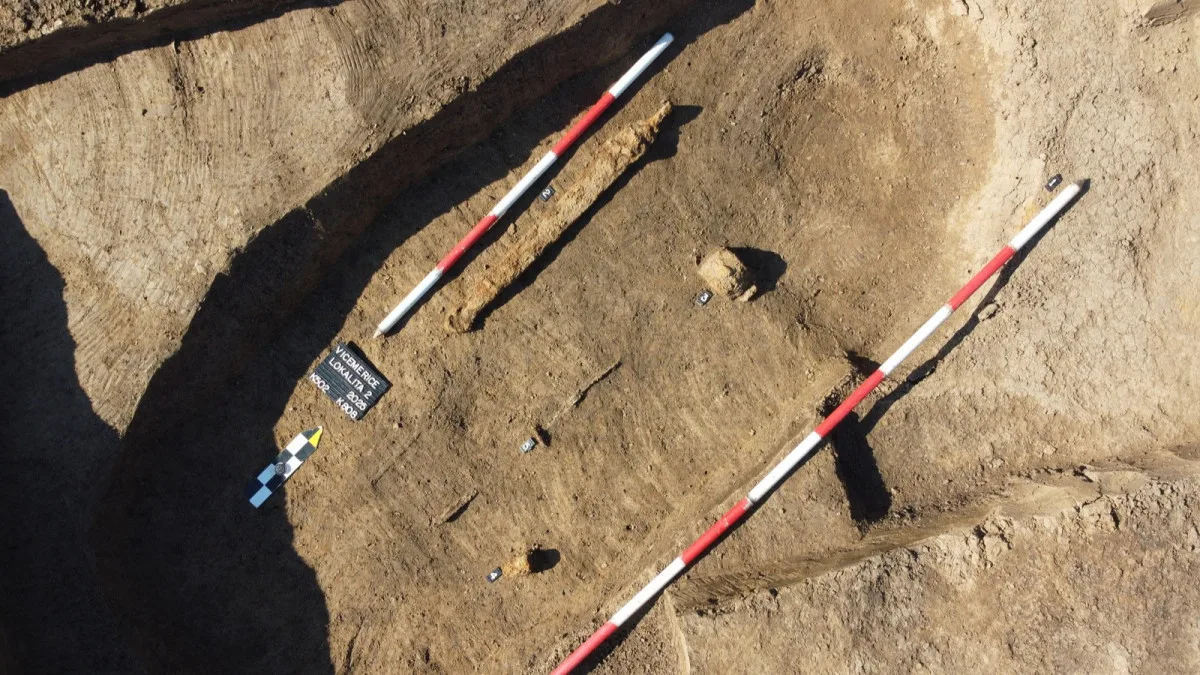 Objev na Prostějovsku. Archeologové odkryli hrob keltského bojovníka s mečem, kopím a štítem