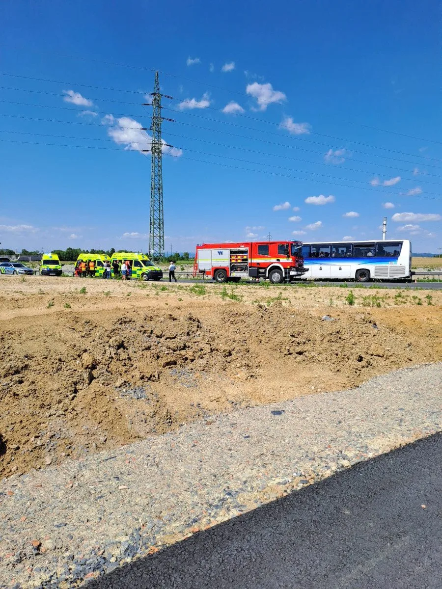 Přes dvacet zraněných po srážce osobního auta a autobusu na Olomoucku. Řidič byl notně opilý