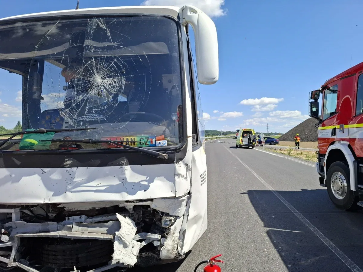 Přes dvacet zraněných po srážce osobního auta a autobusu na Olomoucku. Řidič byl notně opilý