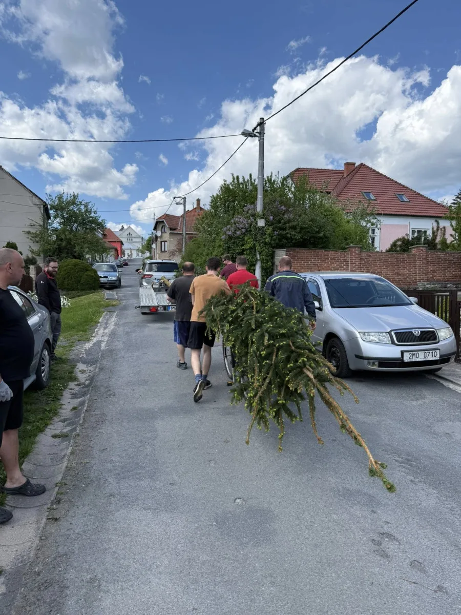 Konice přišla o májku, sousední vesnice chce bečku piva. Nezaplatíme, vzkázali hasiči