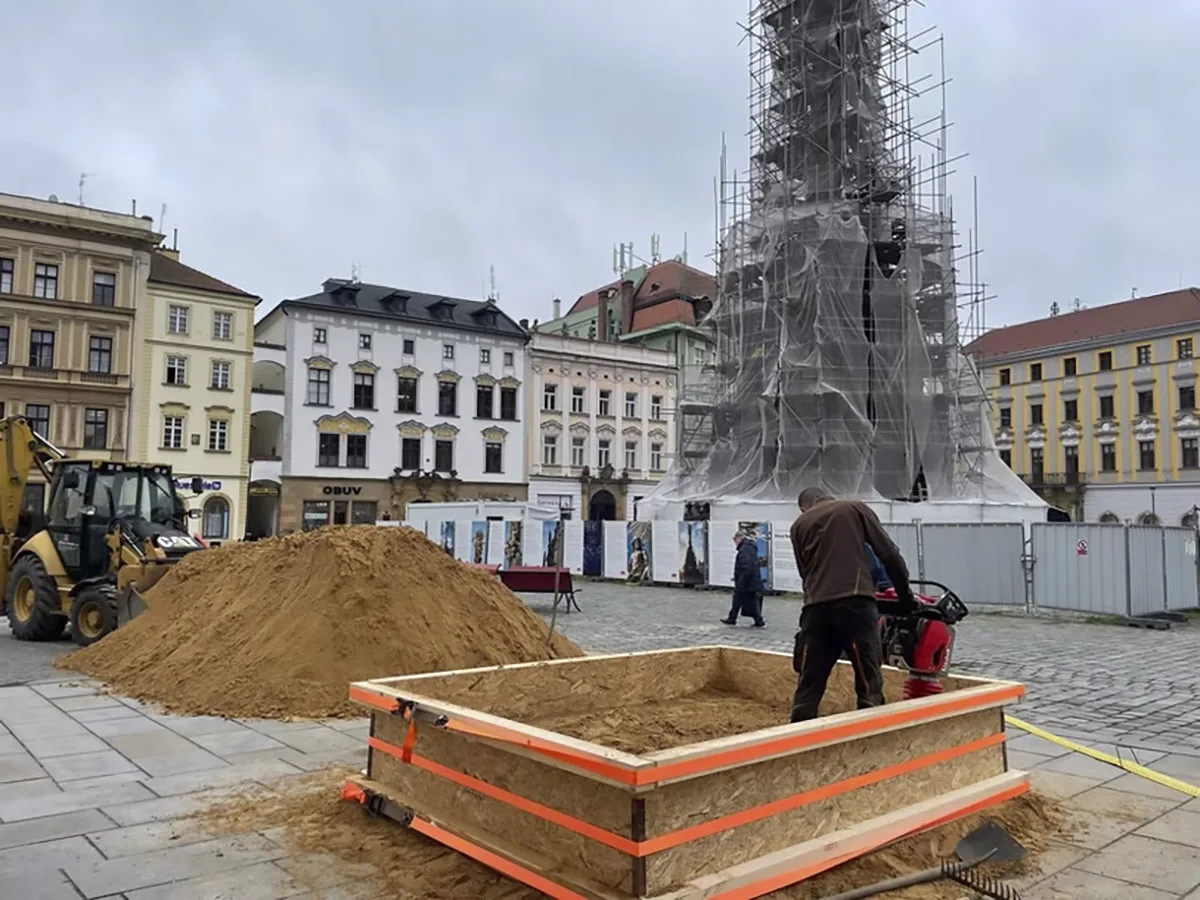 Nejsvětější Trojice z písku: v centru Olomouce vzniká sousoší z vrcholu ikonické památky