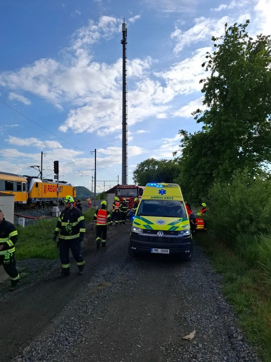 Na Přerovsku vlak srazil člověka. Zraněného vyprostili hasiči, letěl pro něho vrtulník