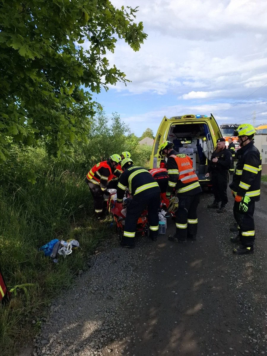 Na Přerovsku vlak srazil člověka. Zraněného vyprostili hasiči, letěl pro něho vrtulník