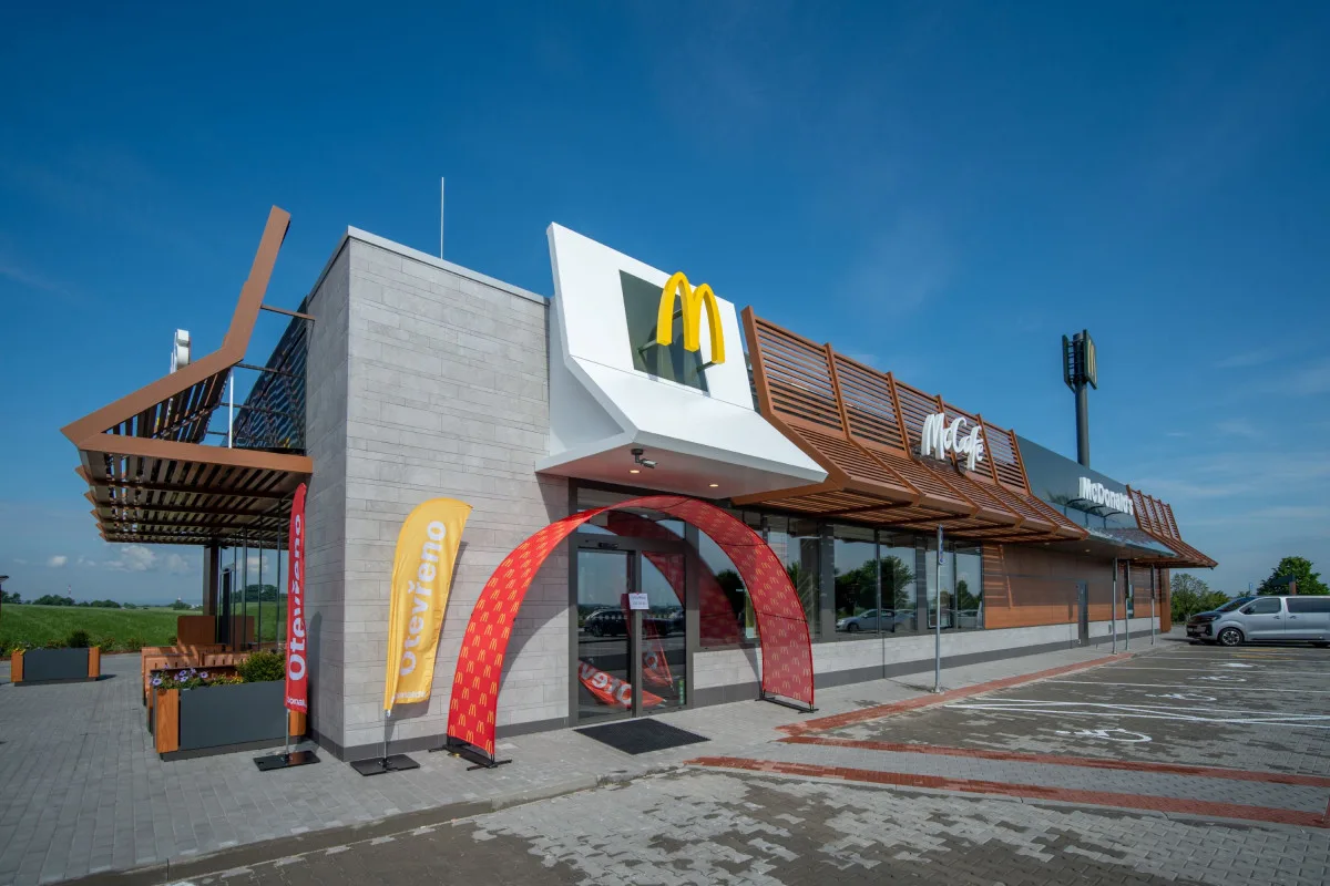 Jubilejní 130. restaurace McDonald's u Mořic je komfortní zastávkou na D1