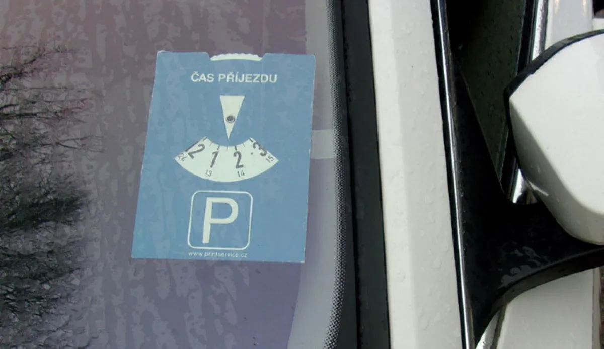 Past u nemocnice v Prostějově. Strážníci každý den pokutují desítku parkujících řidičů