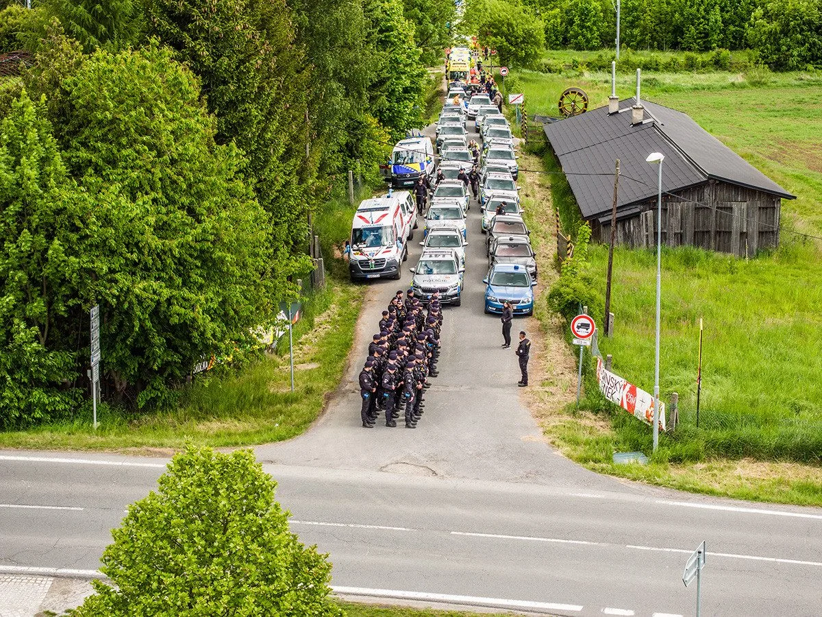 VIDEO: Extrémní soutěžní prověrka. Policejní hlídka z Olomouce zazářila na prestižní Rallye Rejvíz