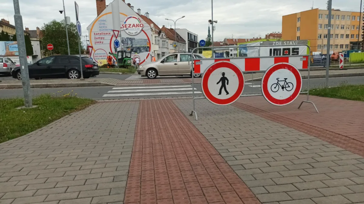 FOTOGALERIE: Neprůjezdný Prostějov. Kvůli stavbě parkovacího domu radnice uzavřela část městského okruhu