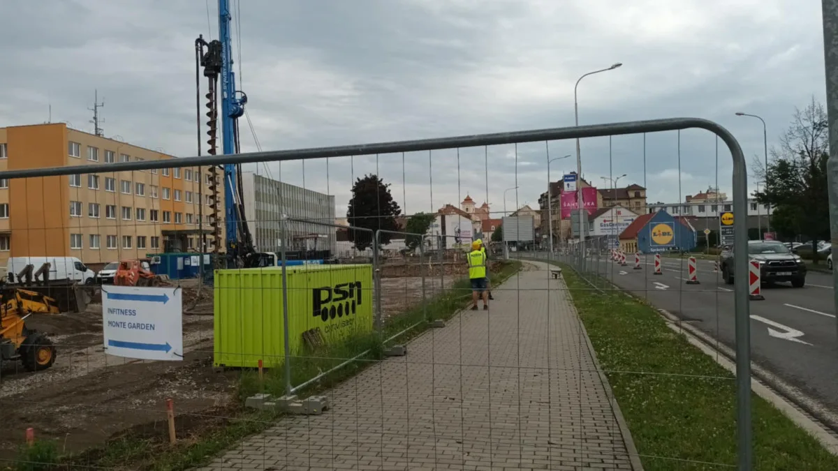 FOTOGALERIE: Neprůjezdný Prostějov. Kvůli stavbě parkovacího domu radnice uzavřela část městského okruhu